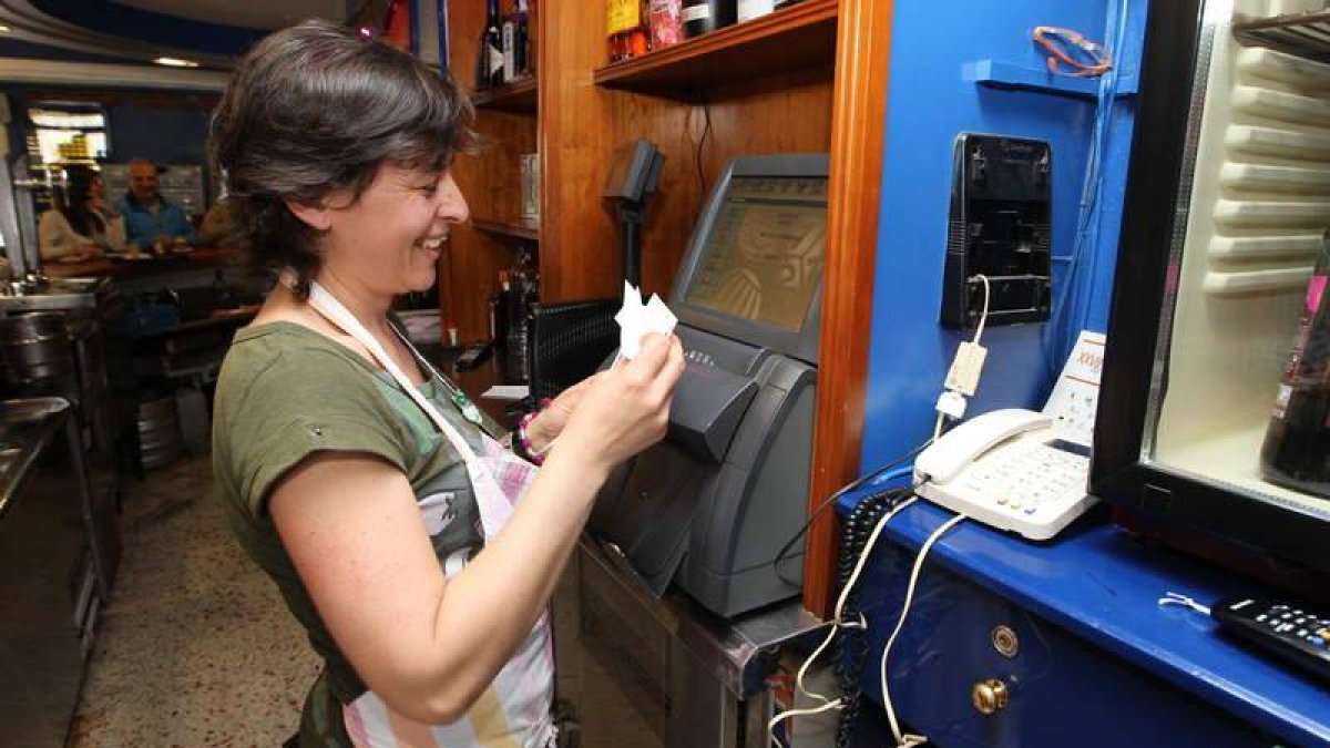 La propietaria del bar de Camponaraya que entregó el último premio de la Bonoloto.