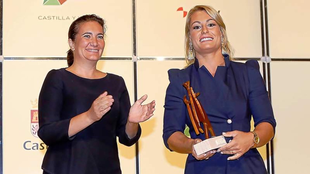 Lidia recibió de la consejera de Cultura y Turismo, Joséfa García Cirac, el Pódium como mejor deportista de Castilla y León. J.M. LOSTAU