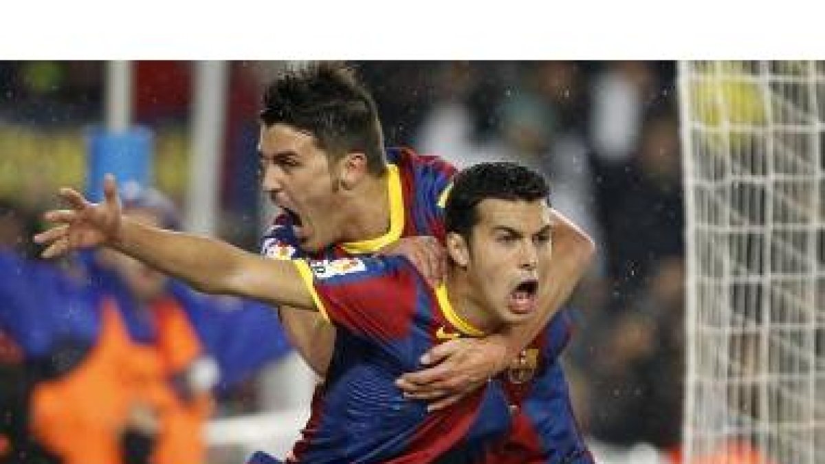 Pedro Rodríguez celebra el gol junto a David Villa.