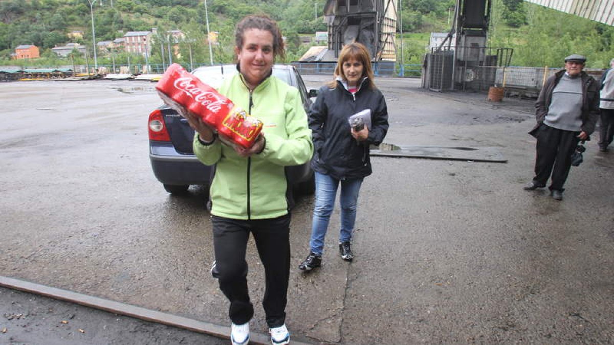 Blanca Fernández y Ana Pereira, mujeres de Alfredo y Segundo, con refrescos para los encerrados. El padre de Basalo, detrás.