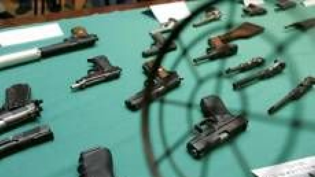Entre las armas incautadas había fusiles de asalto y ametralladoras