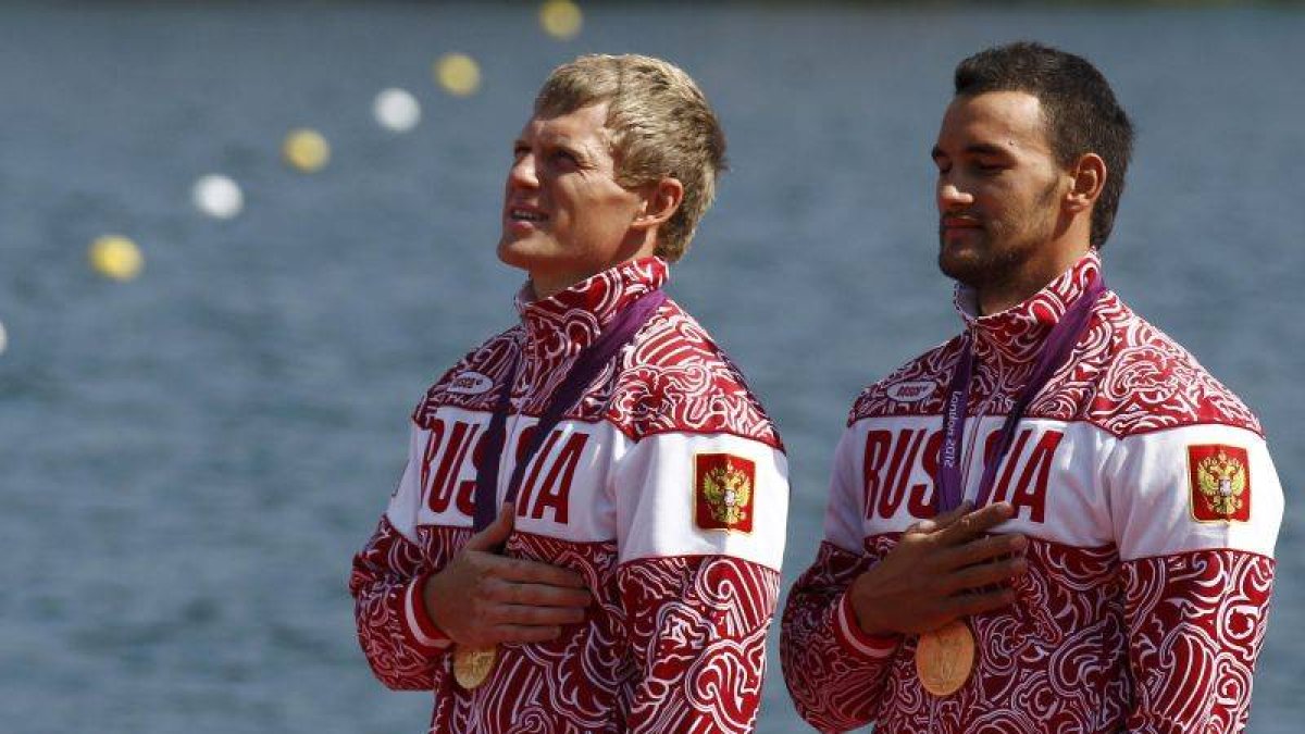 Yury Postrigay y Alexander Dyachenko posan con la medalla de oro.