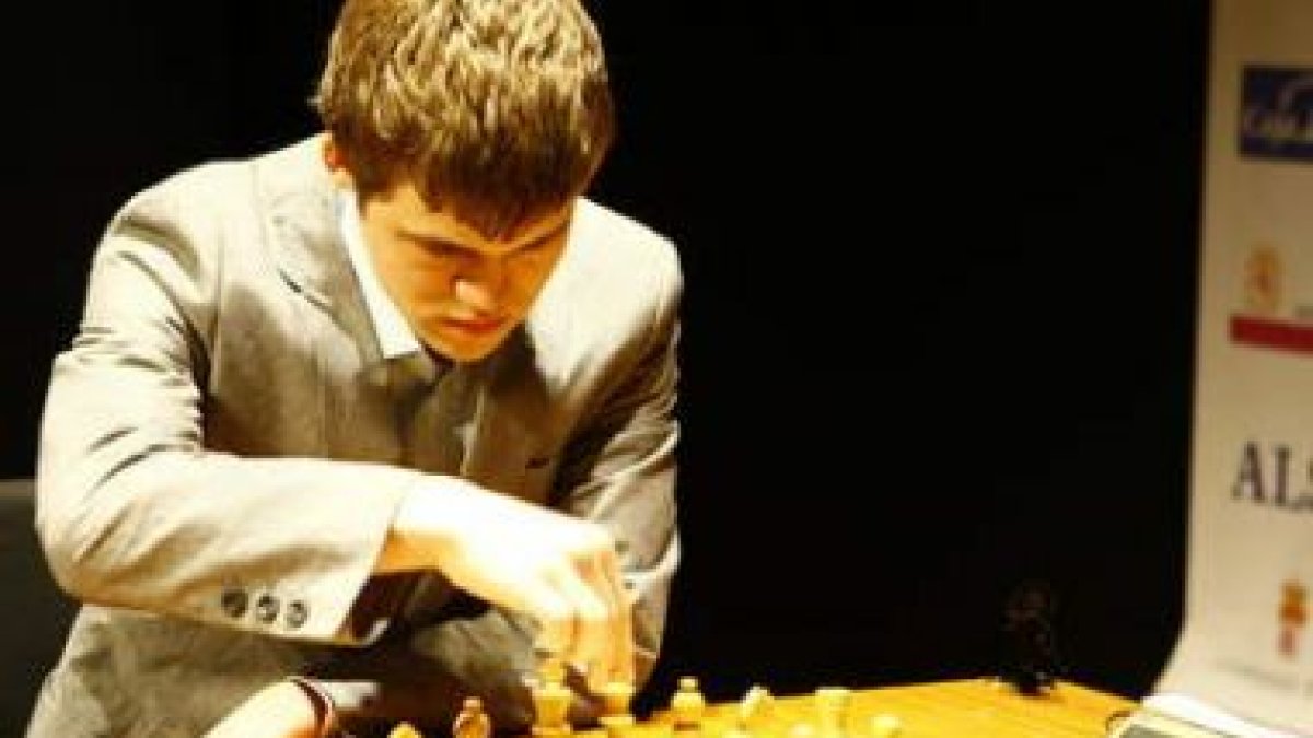 Magnus Carlsen y Wang Yue se saludan ayer, en el Magistral de León.