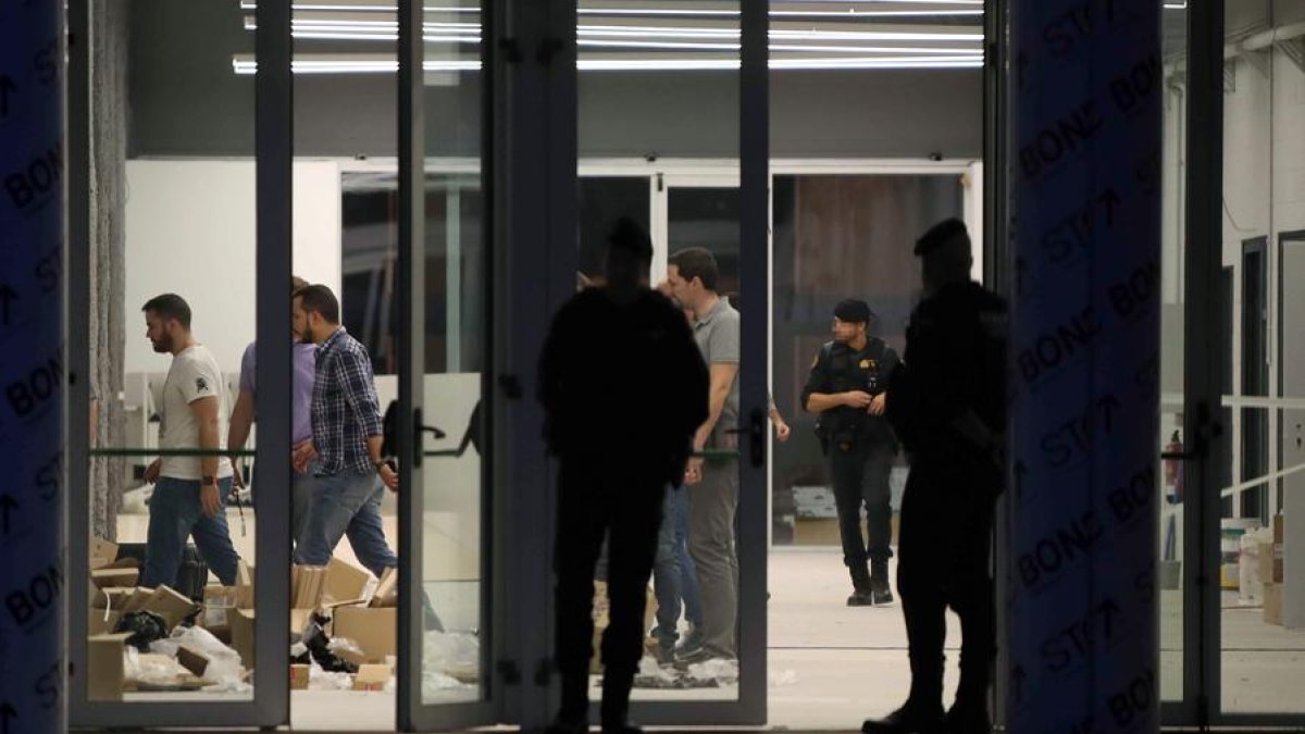 Agentes de la Guardia Civil en el Centro de Seguridad de la Información de Cataluña (Cesicat).