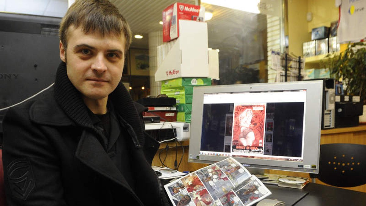 El dibujante de cómics leonés Enrique López Lorenzana muestra un ejemplar de ‘Nancy In Hell (On Earth)’.