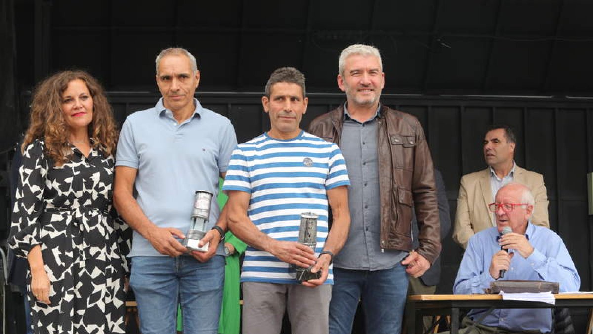 La pareja de entibadores ganadora, ayer entre la alcaldesa de Bembibre y el de Igüeña. L. DE LA MATA