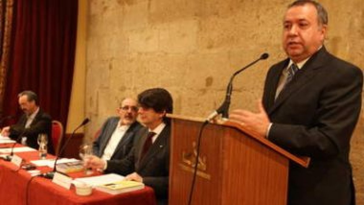 Ángel Santiago Ramos, Alberto Muñiz Alonso y Eduardo Aguirre escuchan la intervención de Segundo Mar