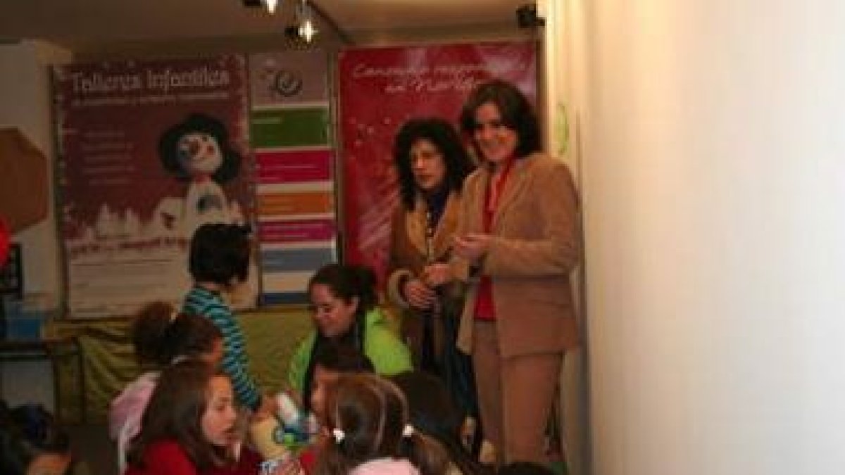 Teresa Gutiérrez y María Rodríguez, en la inauguración de la ludoteca de Navidad.