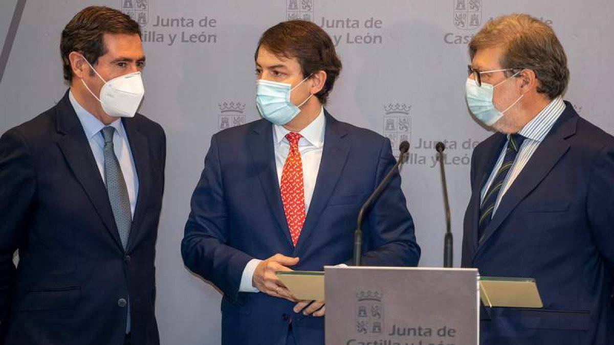 Garamendi, Fernández Mañueco y Aparicio, ayer en la presentación del plan. SANTI OTERO