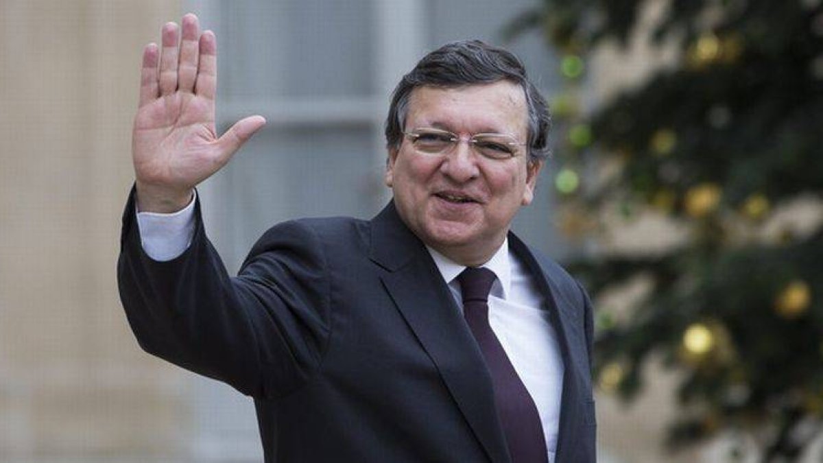 El presidente de la Comisión Europea, Jose Manuel Durao Barroso, saluda a la prensa, ayer en París.