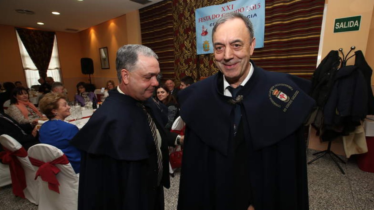 Manuel Andrade y José Luis Foxo, ayer con la capa, en la fiesta del cocido gallego.