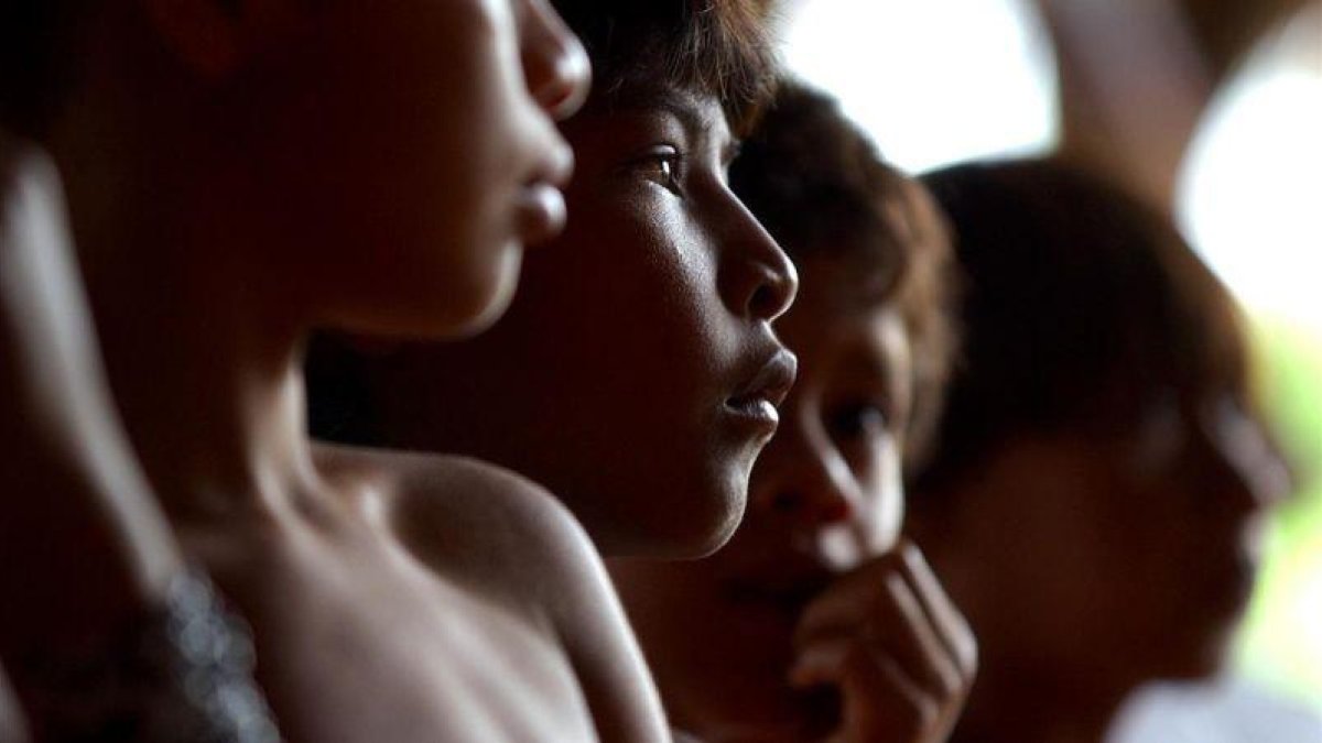 Niños del pueblo indígena guaraní de Brasil. Esta comunidad lleva años soportando la marginación, el desplazamiento forzado y los ataques de los terratenientes.