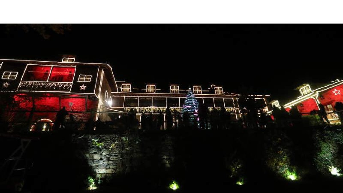 El último gran evento del Palacio de Canedo fue el encendido de su iluminación navideña. ANA F. BARREDO