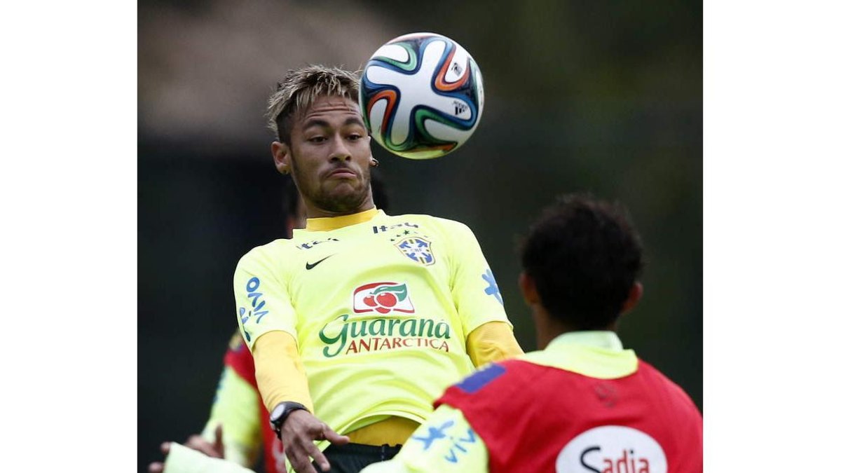 El jugador de Brasil Neymar participa en el entrenamiento para preparar el partido ante Camerún.