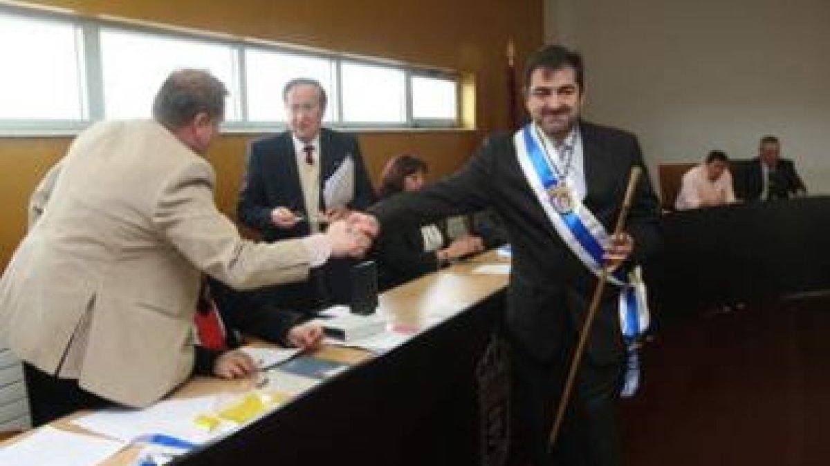 El concejal leonesista Isidoro García saluda a Juan Carlos Hidalgo, tras ser investido como nuevo al
