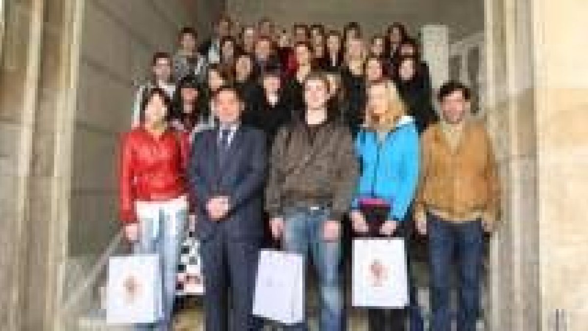 Marcos Martínez, junto a los estudiantes finlandeses en la Diputación