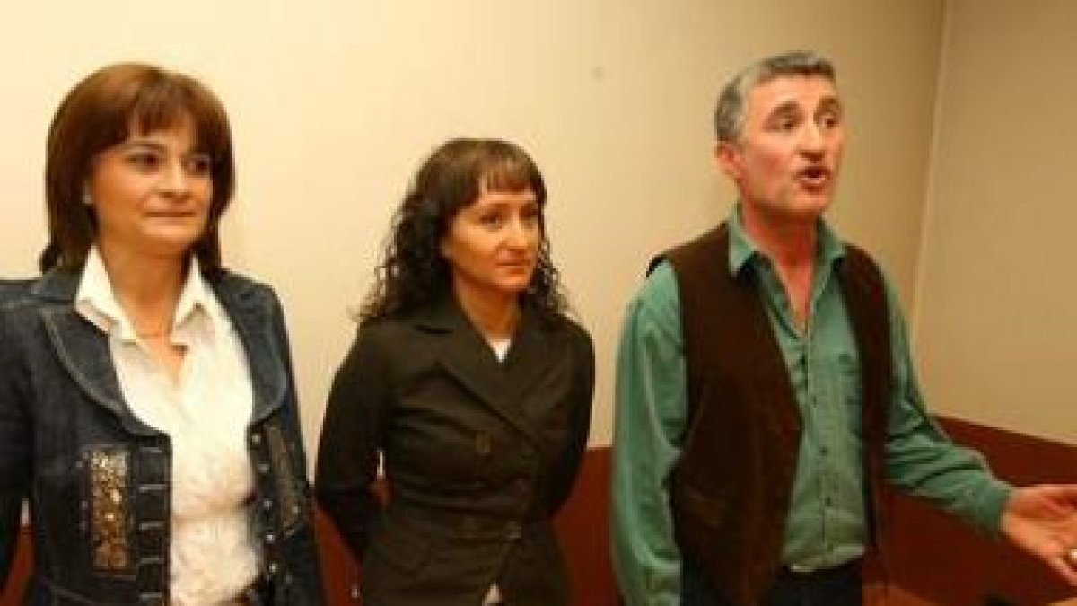 Teresa Portela, Susana Téllez y Enrique Gil, ayer en el Bergidum