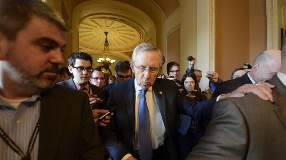 El líder de la mayoría demócrata del Senado, Harry Reid, sale de la reunión con el líder de la minoría republicana, Mitch McConnell, el lunes en Washington.