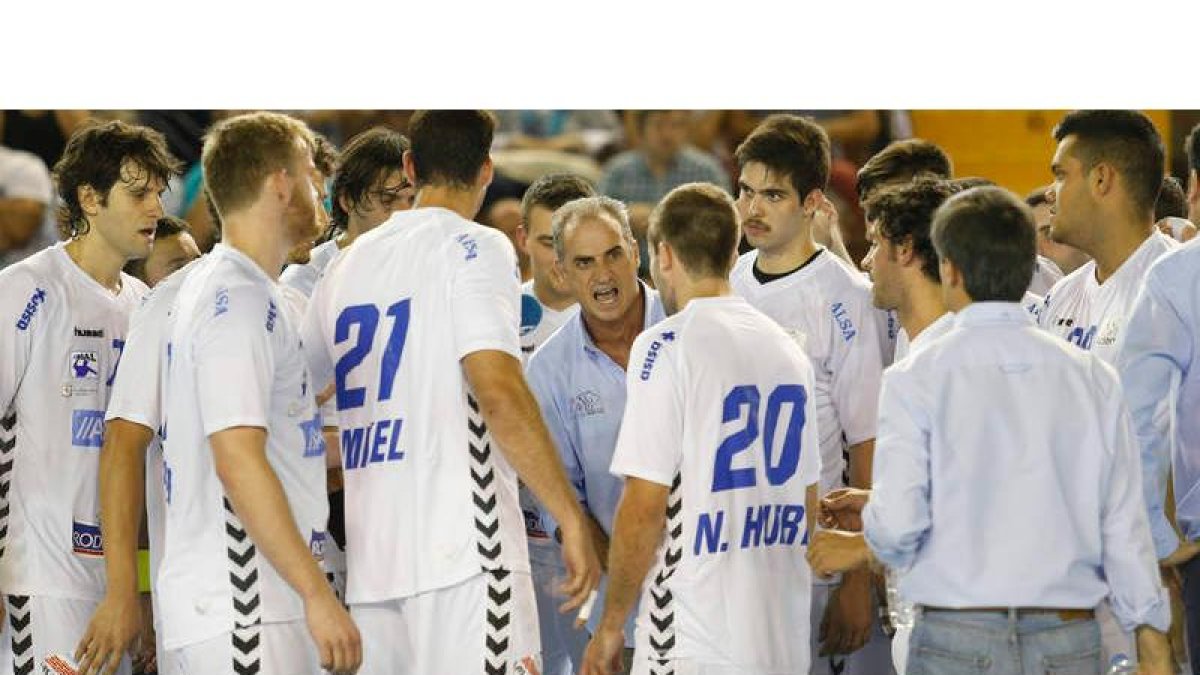 El entrenador del Abanca Ademar, Rafa Guijosa, en el centro, da instrucciones a sus jugadores durante un tiempo muerto. JESÚS F. SALVADORES