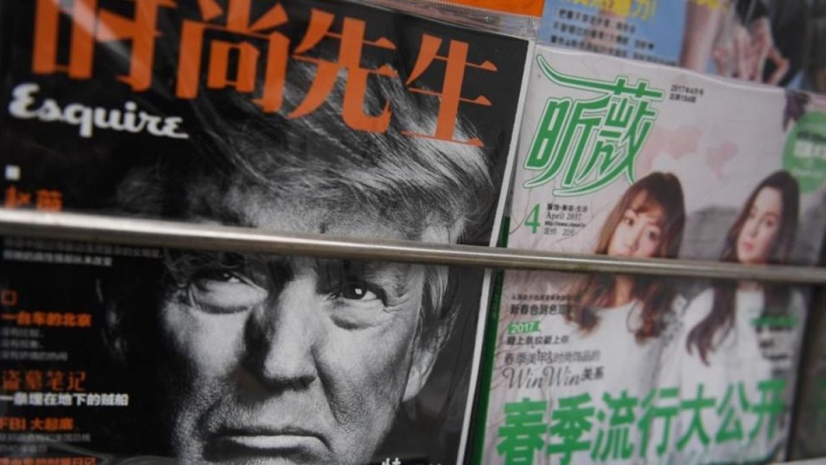 El presidente de EEUU, Donald Trump, en la portada de una revista china en un quiosco de Pekín, el 4 de abril.