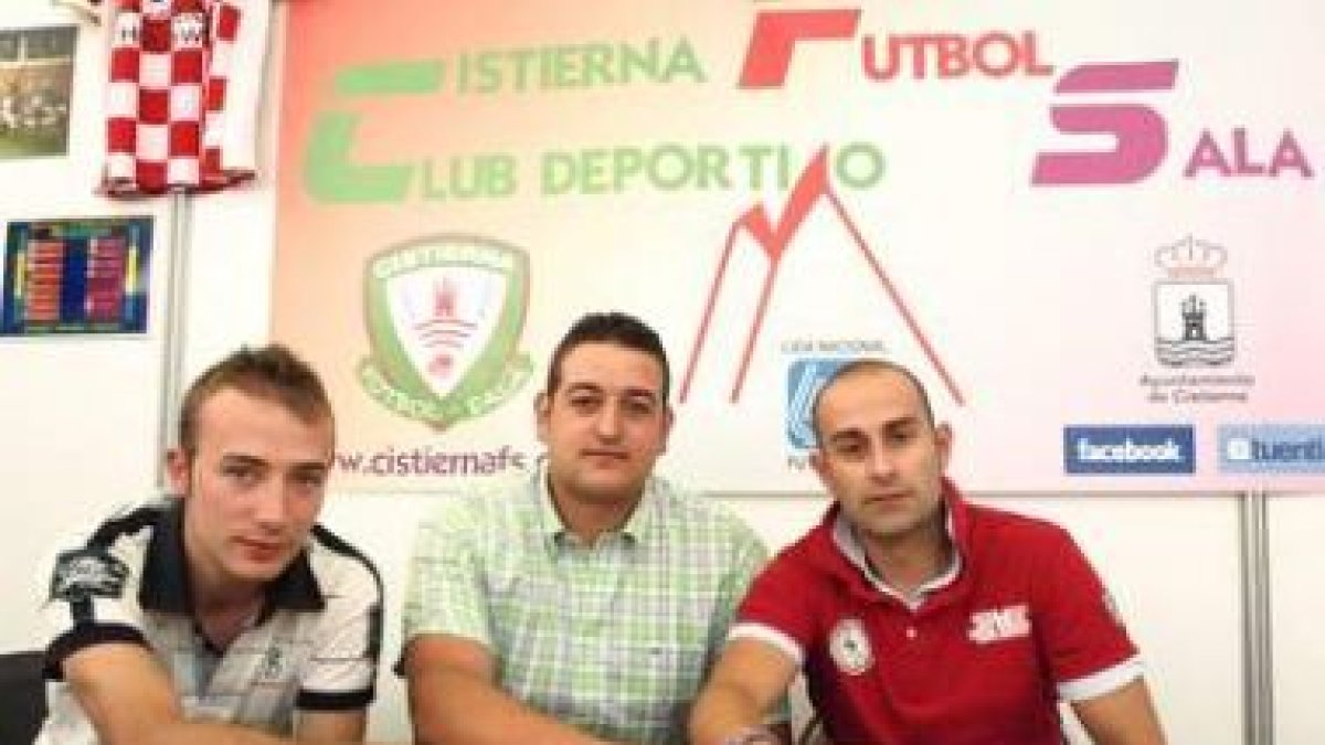 Julito, Alfonso Turienzo (presidente del Cistierna) y Fofi.