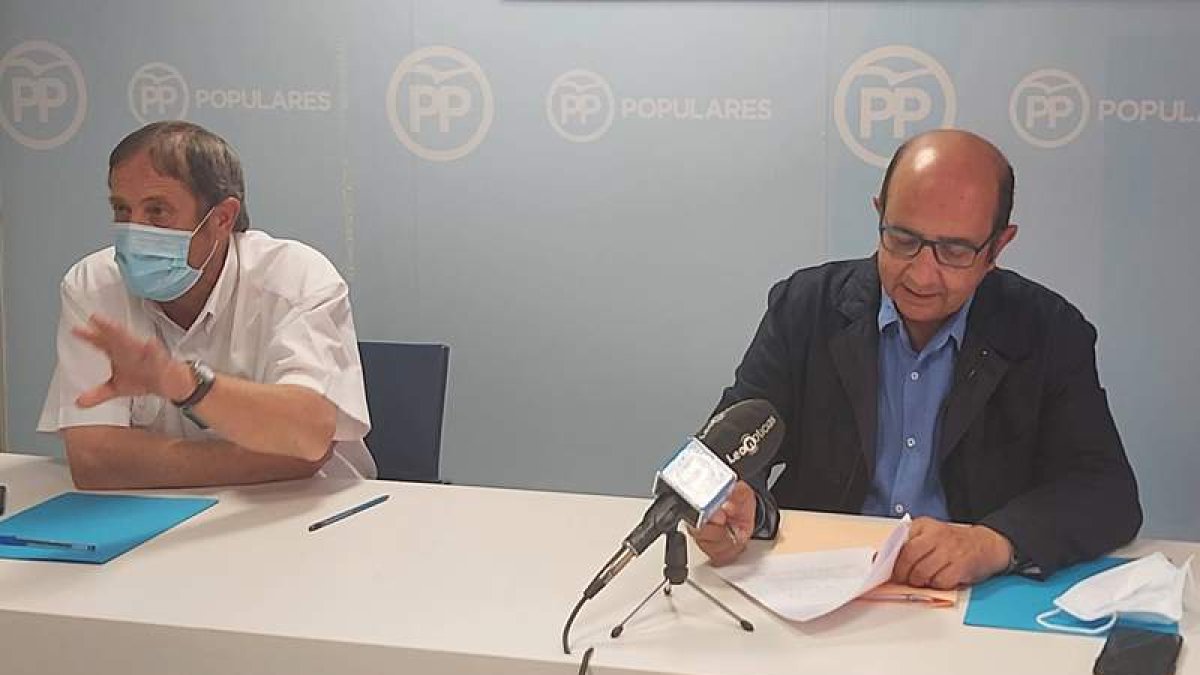 Imagen de Lupiciano Rodrigo y de Francisco Castañón en la sede del Partido Popular de León. DL