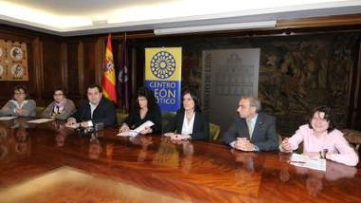 Participantes en la presentación de la comida por Haití.