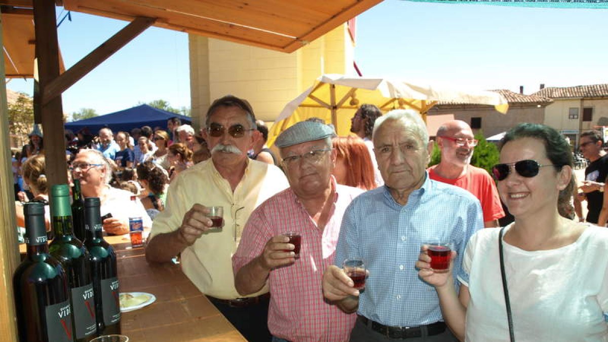 A la izquierda, imagen de una de las casetas de la feria; a la derecha, Eduardo Gordaliza, que hoy dará el pregón inaugural. MEDINA