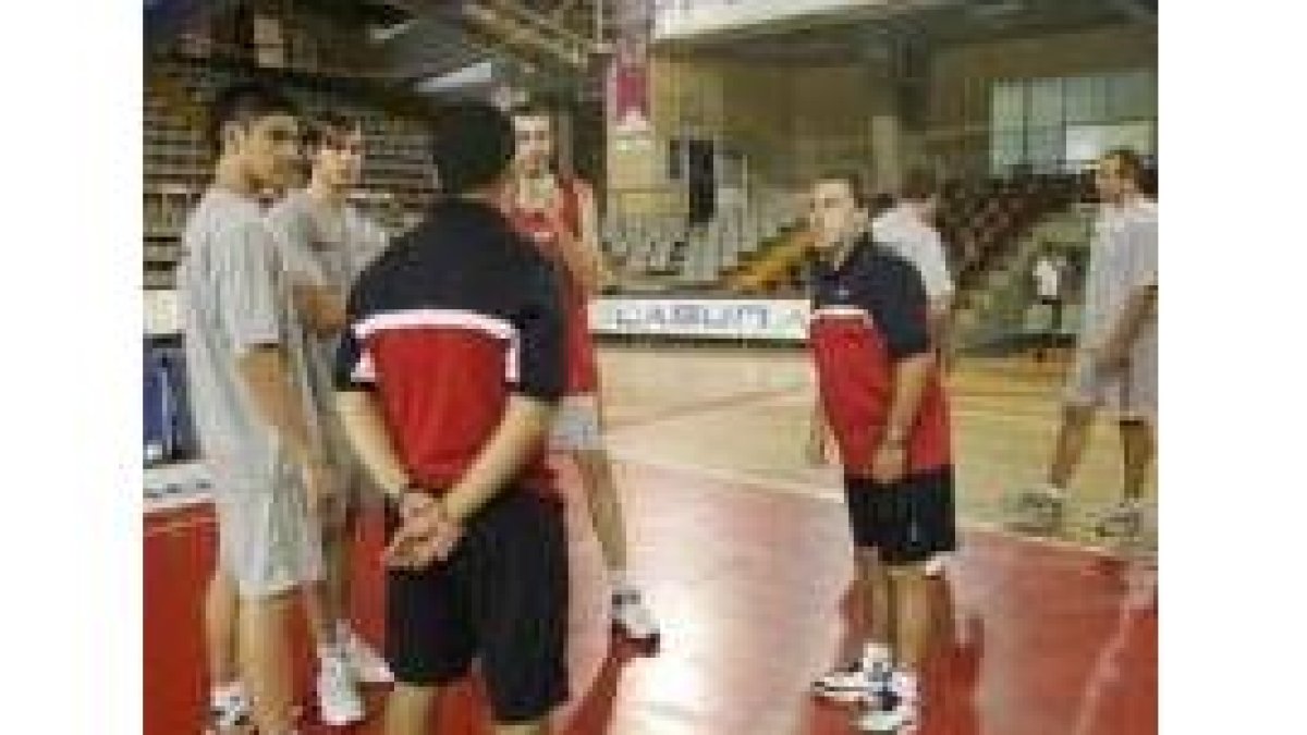 La plantilla trabajó ayer en el gimnasio; en la foto Martín Ferrer