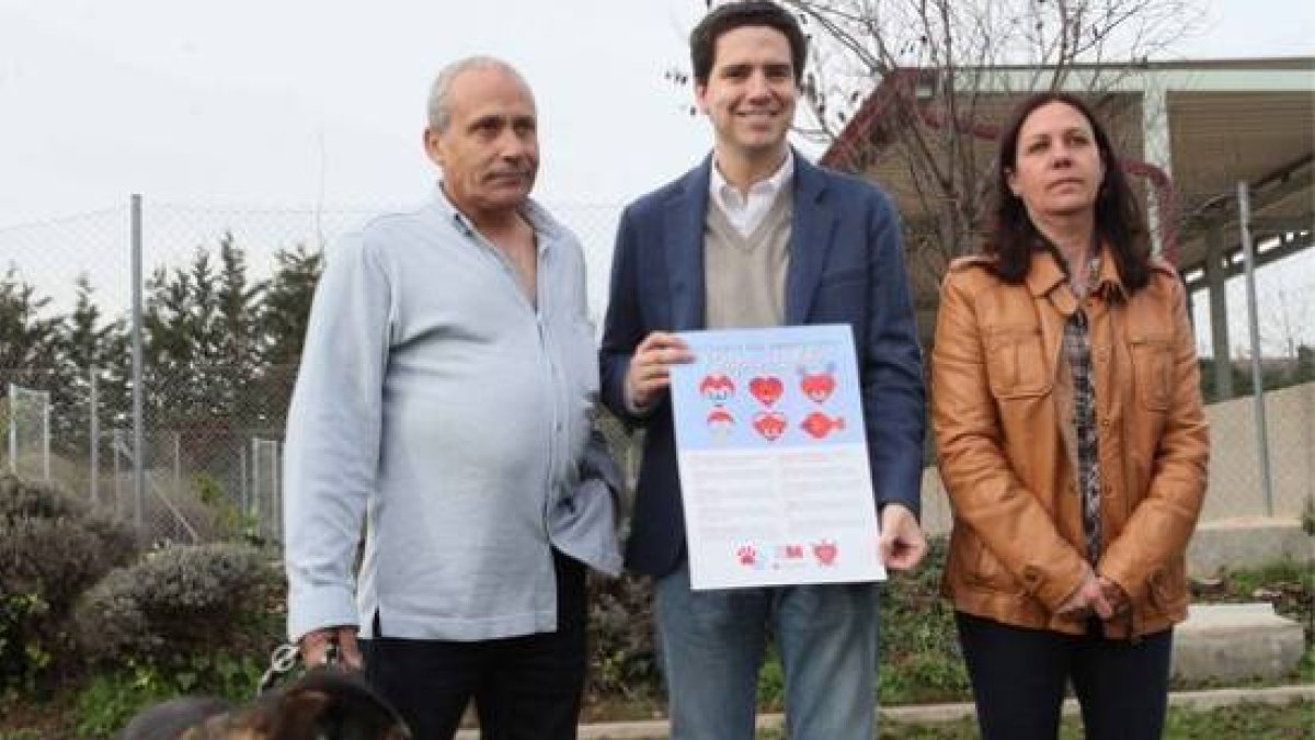 Chacho con sus nuevos dueños