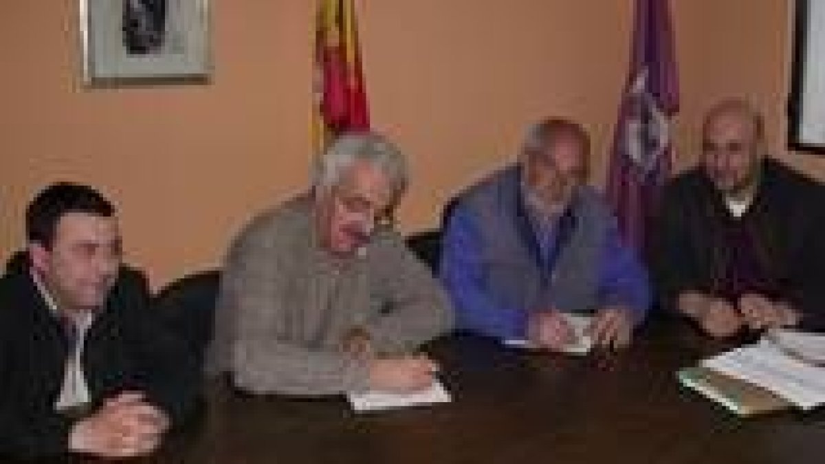 Los trabajadores municipales de Hospital firmaron ayer el convenio colectivo
