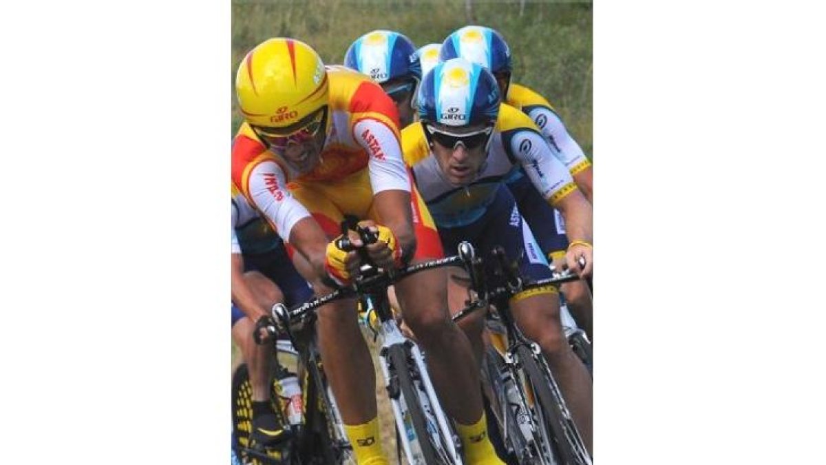 Contador encabeza la marcha de Astana, seguido de Armstrong.