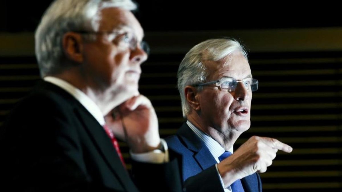 El ministro britanico para el brexit David Davis y el negociador jefe de la UE Michel Barnier.
