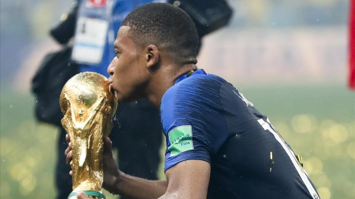 Kylian Mbappé besando la Copa del Mundo conquistada en Rusia /