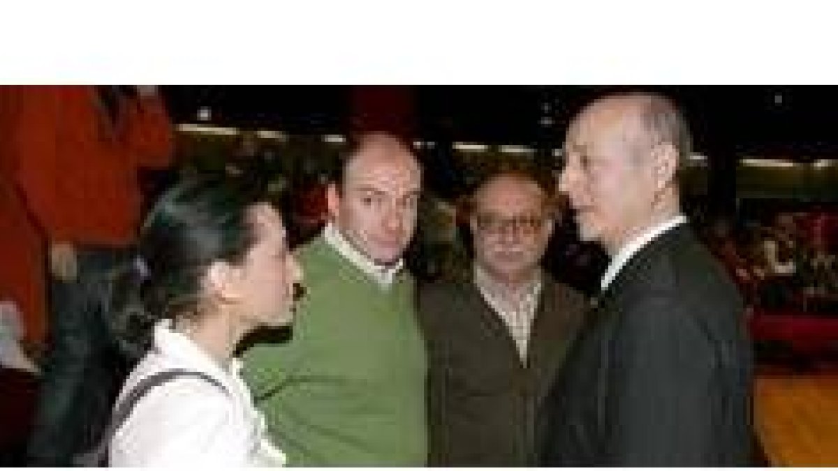 Roberto Arias con el delegado provincial y una técnico del Ayuntamiento