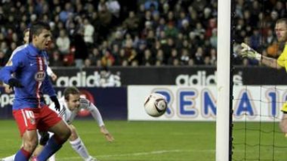 El delantero argentino del Atlético Sergio «Kun» Agüero marca el 0-1 contra el Rosenborg