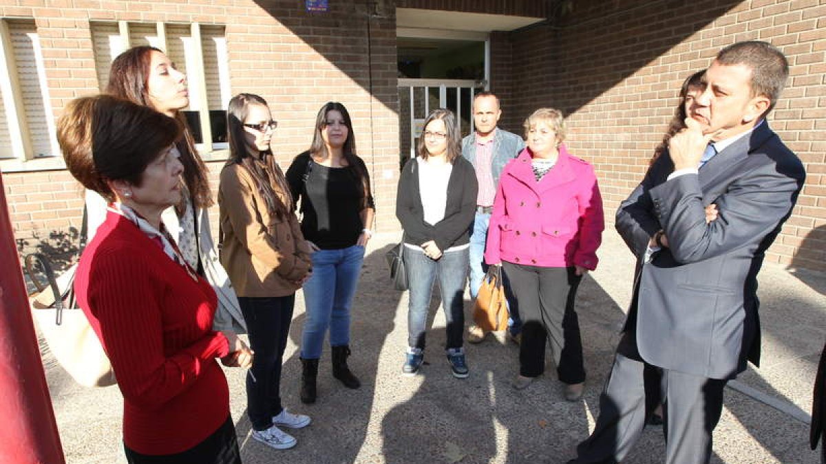 El alcalde, Carlos López Riesco, con la directora y los voluntarios del programa.