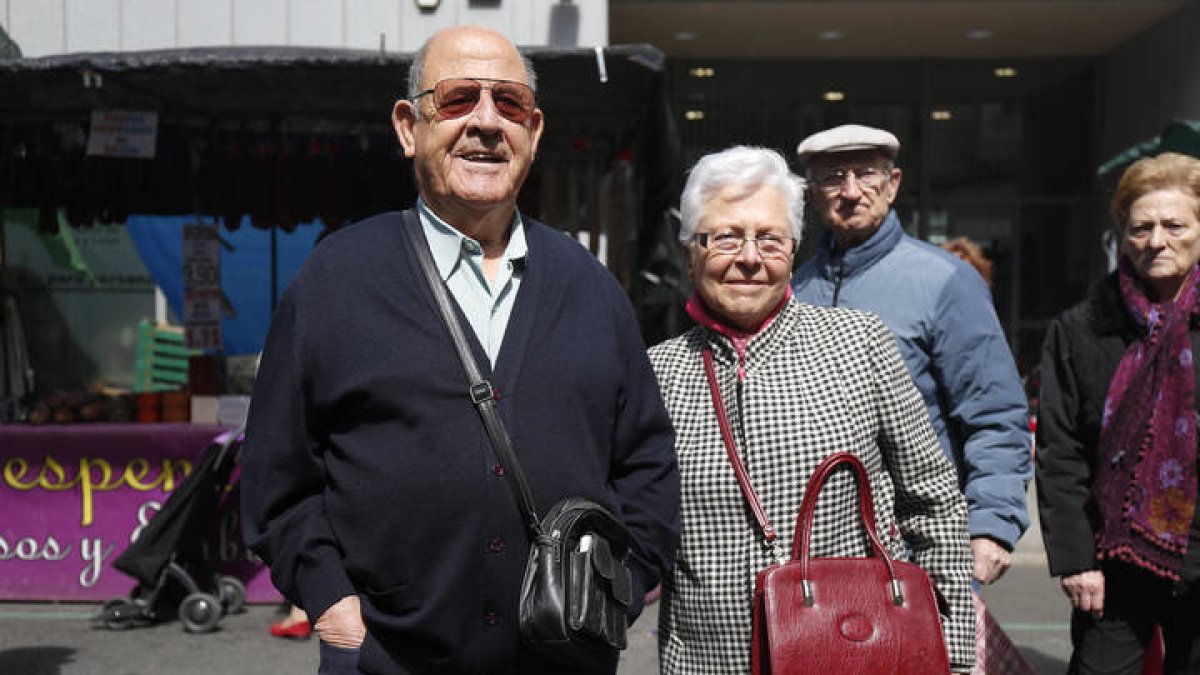 Imagen de dos usuarios de los viajes del Imserso. FERNANDO OTERO PERANDONES