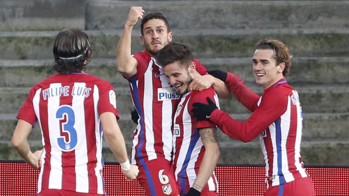 Los jugadores del Atlético celebran el segunto tanto. JUAN HERRERO