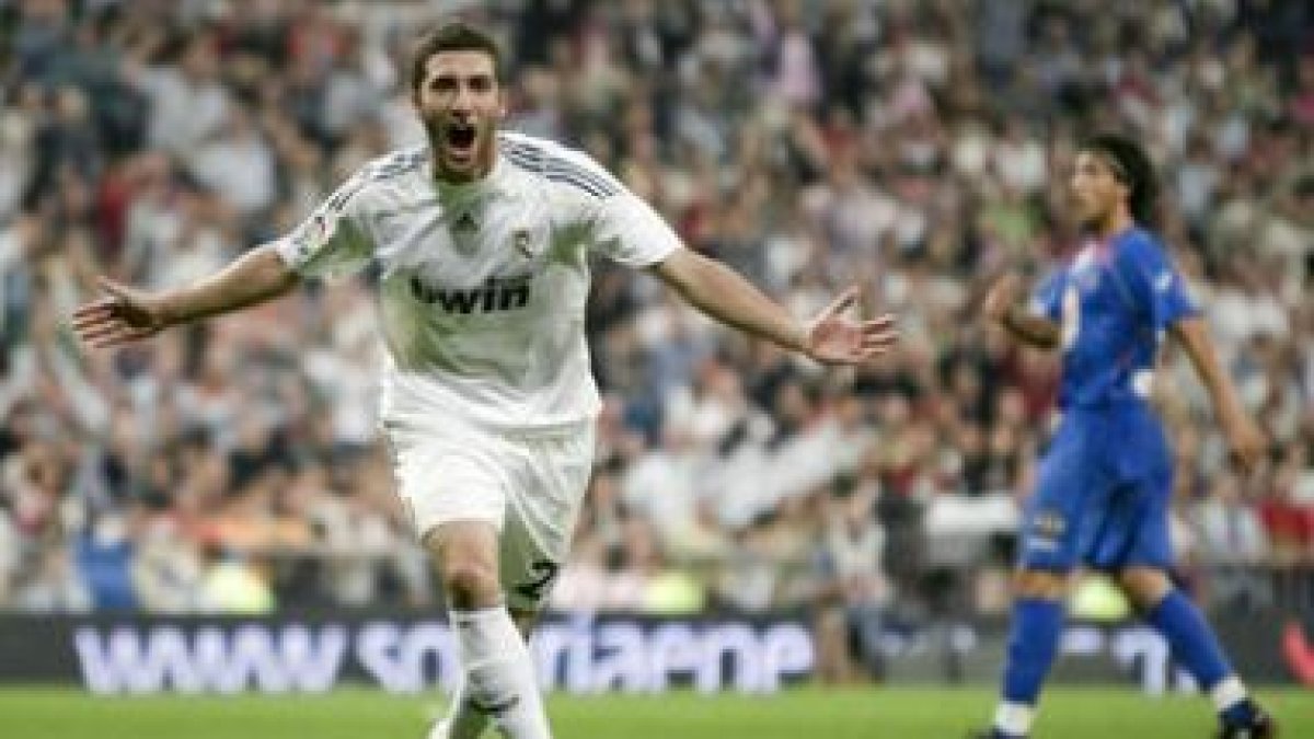 Higuaín celebra su segundo gol al Getafe que certificó el triunfo del Real Madrid.