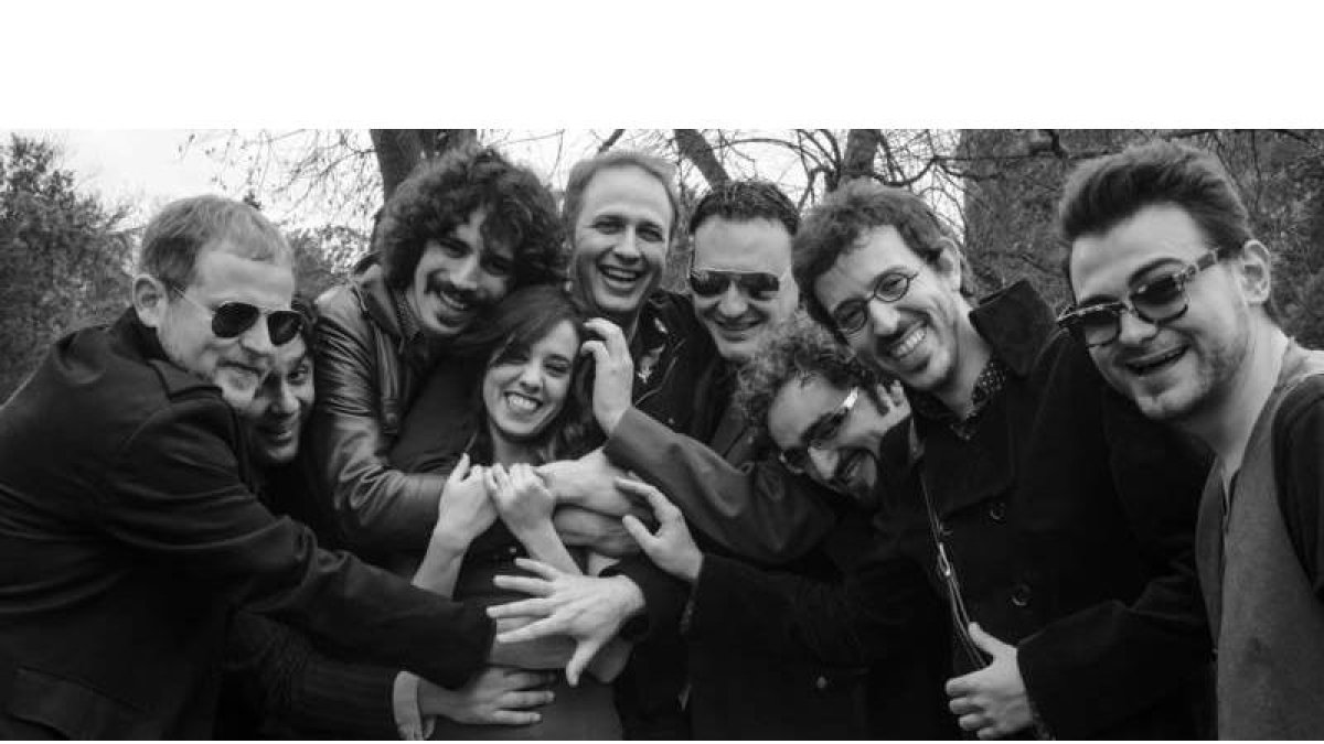 La cantante Sandra Lusquiños con los integrantes del grupo asturiano Alexandra in Grey.