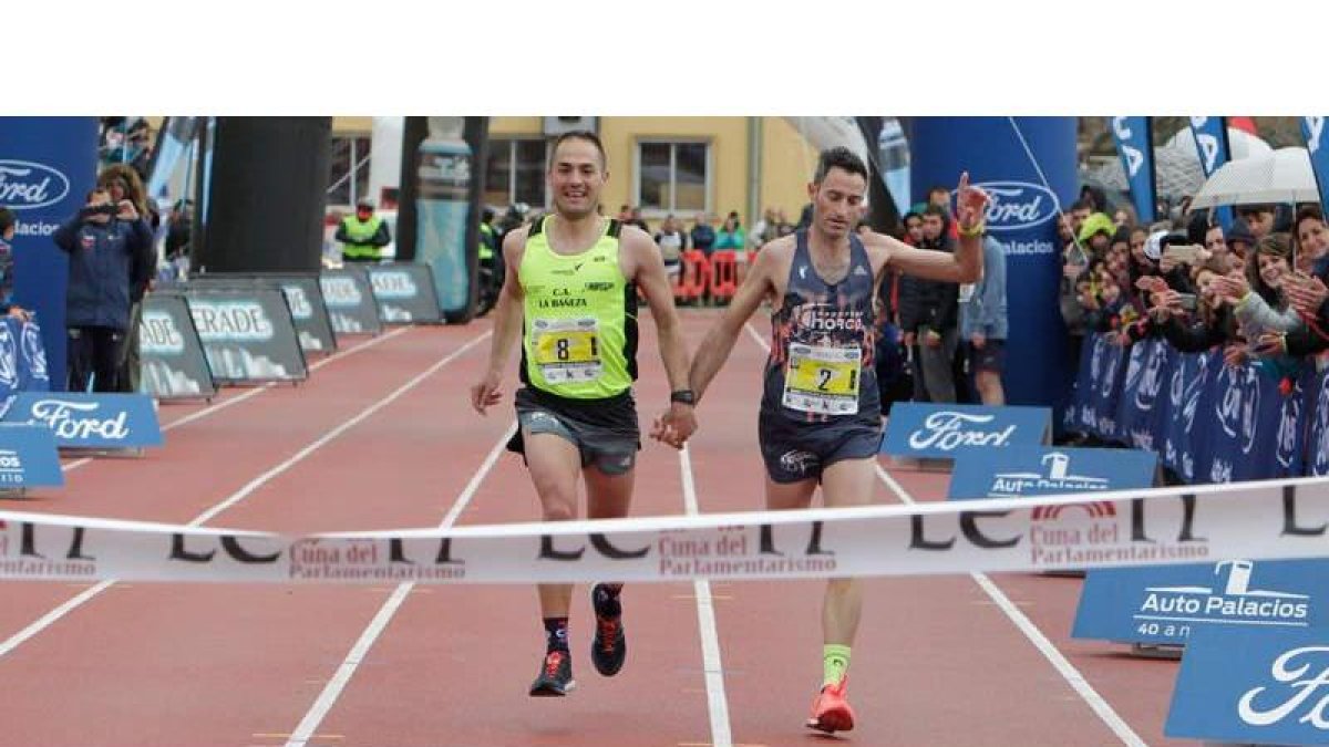 La Media Maratón reunió a más de 6.000 participantes entre las tres carreras. En la grande Alberto se llevó el triunfo entrando de la mano de Álex Martínez. SECUNDINO PÉREZ