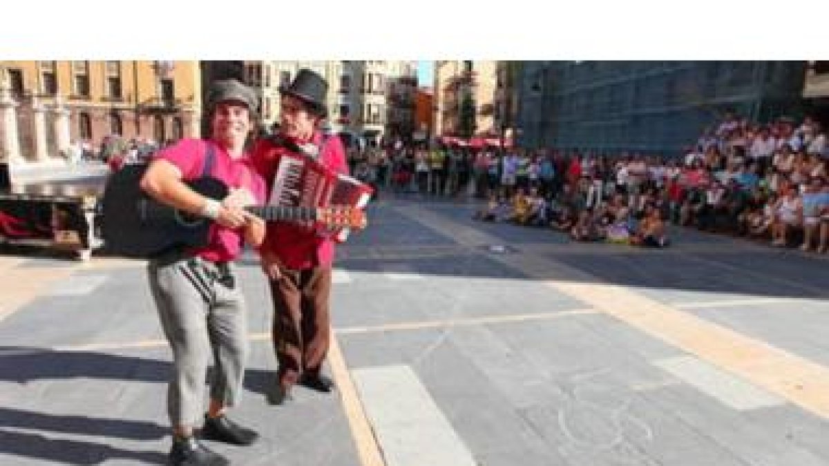 El grupo Debote Enbote actuó ayer en la plaza de la Catedral.