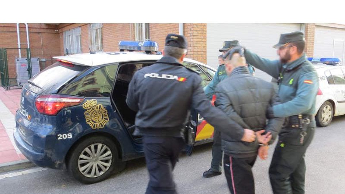 Momento de la detención del sospechoso, que fue enviado a prisión a continuación por matar a su madre. MINISTERIO DEL INTERIOR