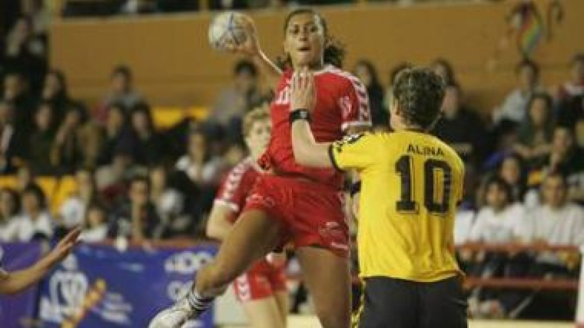La jugadora brasileña durante un partido con el Cleba.