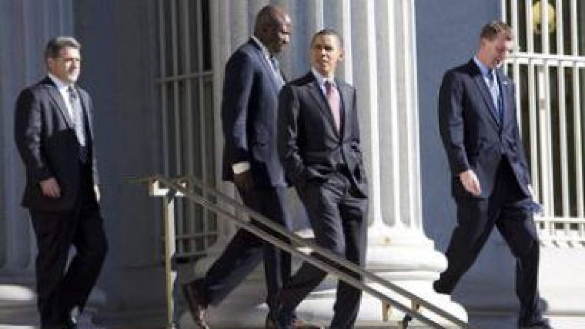 Obama sale del edificio del Tesoro durante un simulacro de evacuación ante desastres.