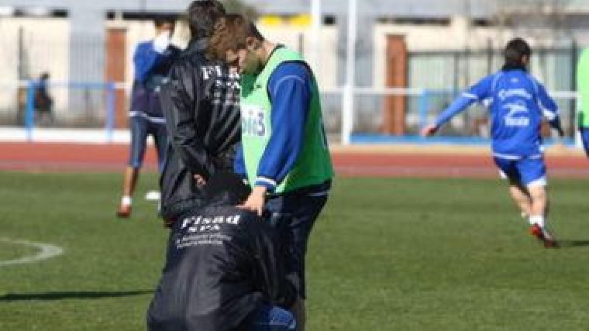 El fisioterapeuta de la Deportiva atiende a Mandi en el entrenamiento de ayer.
