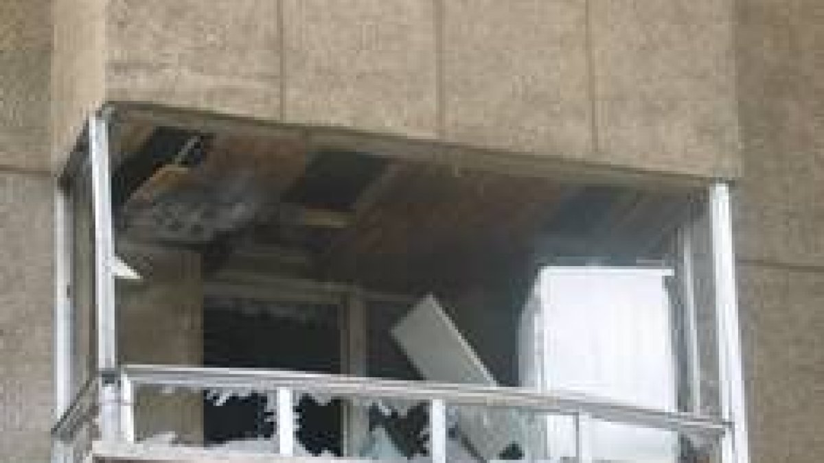 Las cristaleras de la terraza, donde estaba situada la caldera, quedaron completamente destrozadas