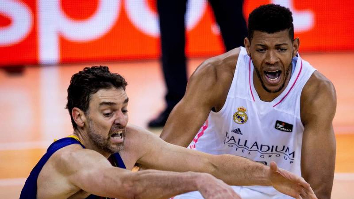 Pau Gasol y Tavares pugnan por el control del balón. El duelo de los dos pívots fue intenso. FONTCUBERTA
