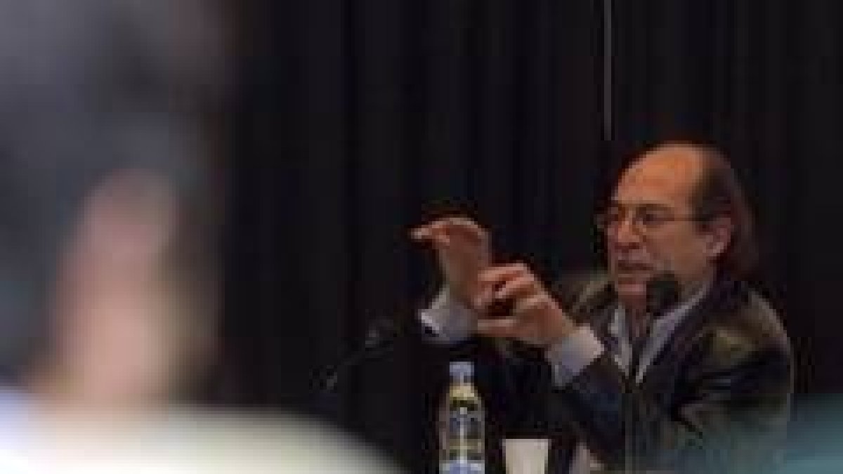 Juan Madrid durante el transcurso de la clase magistral que impartió ayer a los alumnos de cine